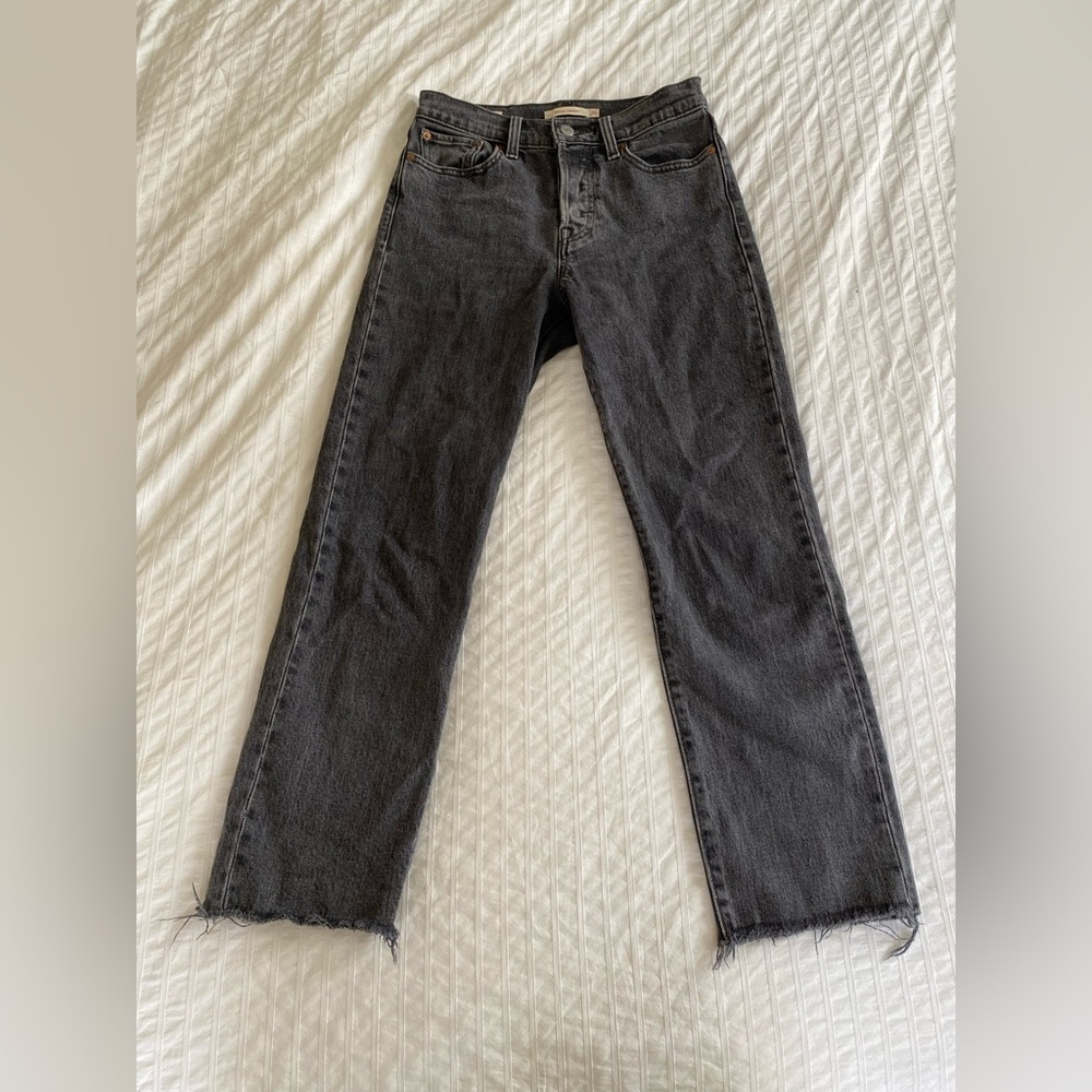 Levi wedgie straight black size 25. Flattering fit 99% cotton so no stretch.